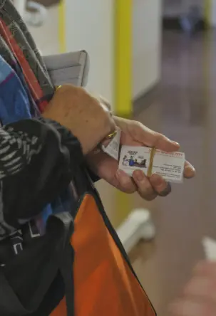 Une militante distribue des cartes contacts pendant une tournée de service.