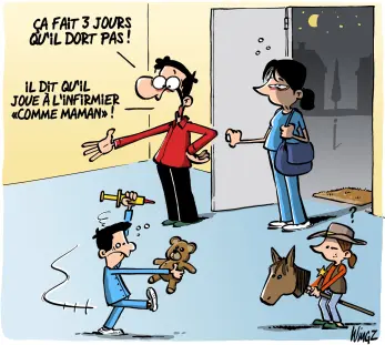 Un papa accueille sa femme, très fatigué, habillé en infirmière, il dit ça fait trois jours qu'il ne dort pas, il dit qu'il joue à l'infirmier comme Maman, son fils est dans un état second avec son nounours dans la main et une seringue et tourne en rond d