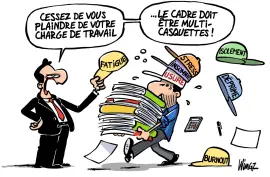 Un cadre chargé de dossier  se voit enfiler une casquette complètementaire par son supérieur hiérarchique