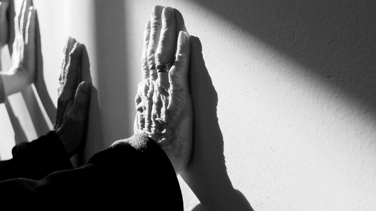 elderly fingers hands jewelry matthias zomer old rings wall-1033090.jpg!d
